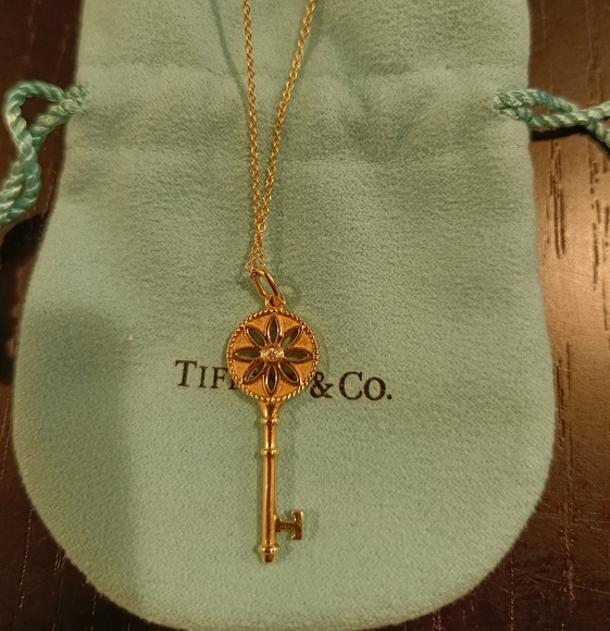 Authetic Tiffany 18k Yellow Gold and Diamond Daisy Key Pendant 1.5" - Picture 5 of 8
